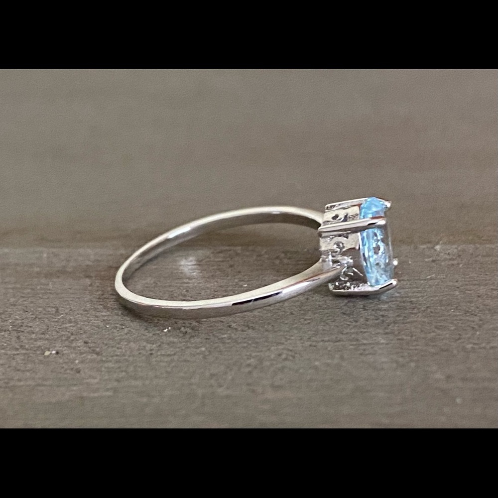 Blue topaz solitaire ring - Picture 3 of 5